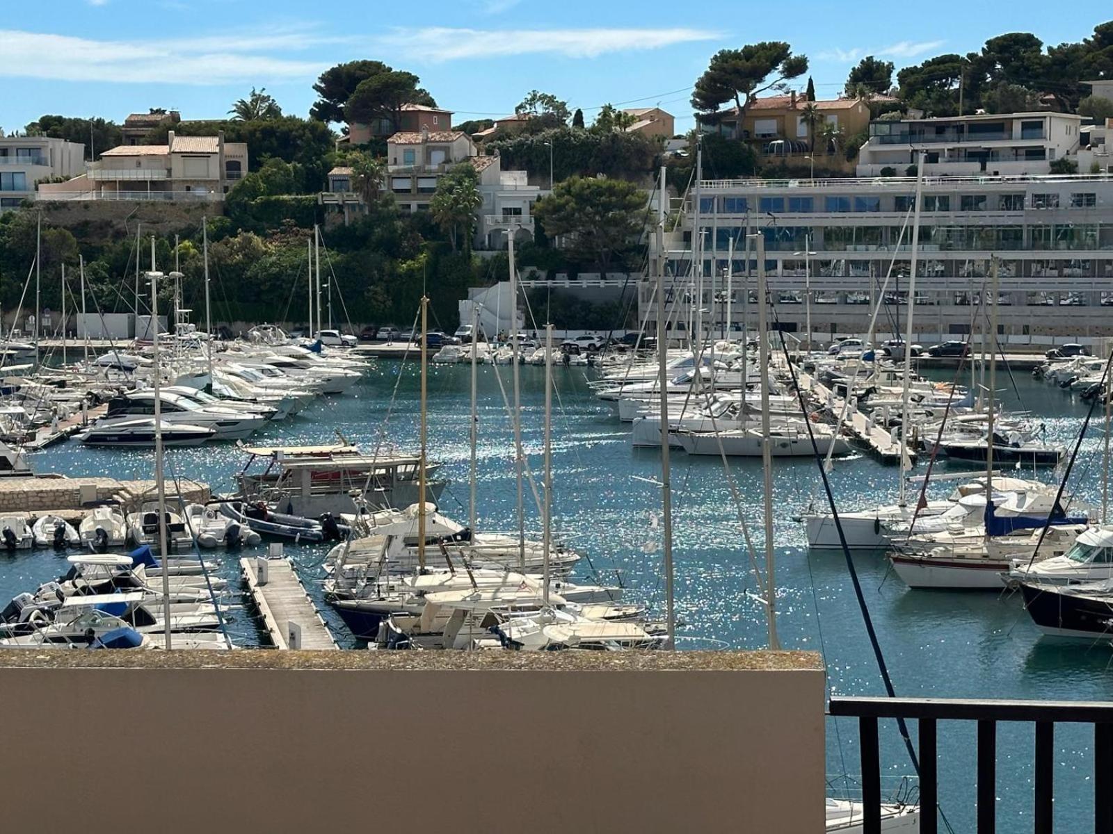 La Casa Bella Aparthotel Gignac-la-Nerthe Exteriör bild