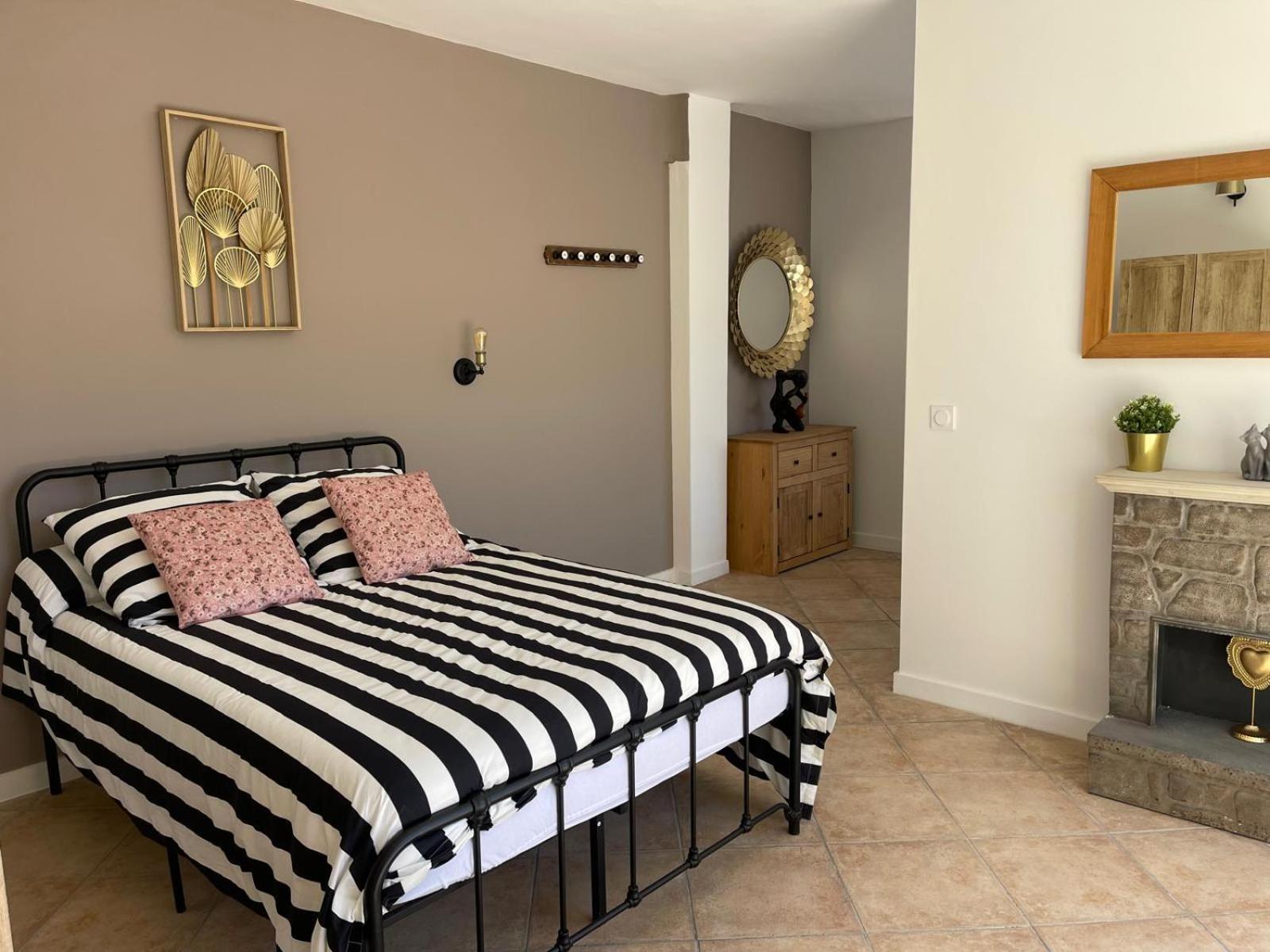 La Casa Bella Aparthotel Gignac-la-Nerthe Exteriör bild
