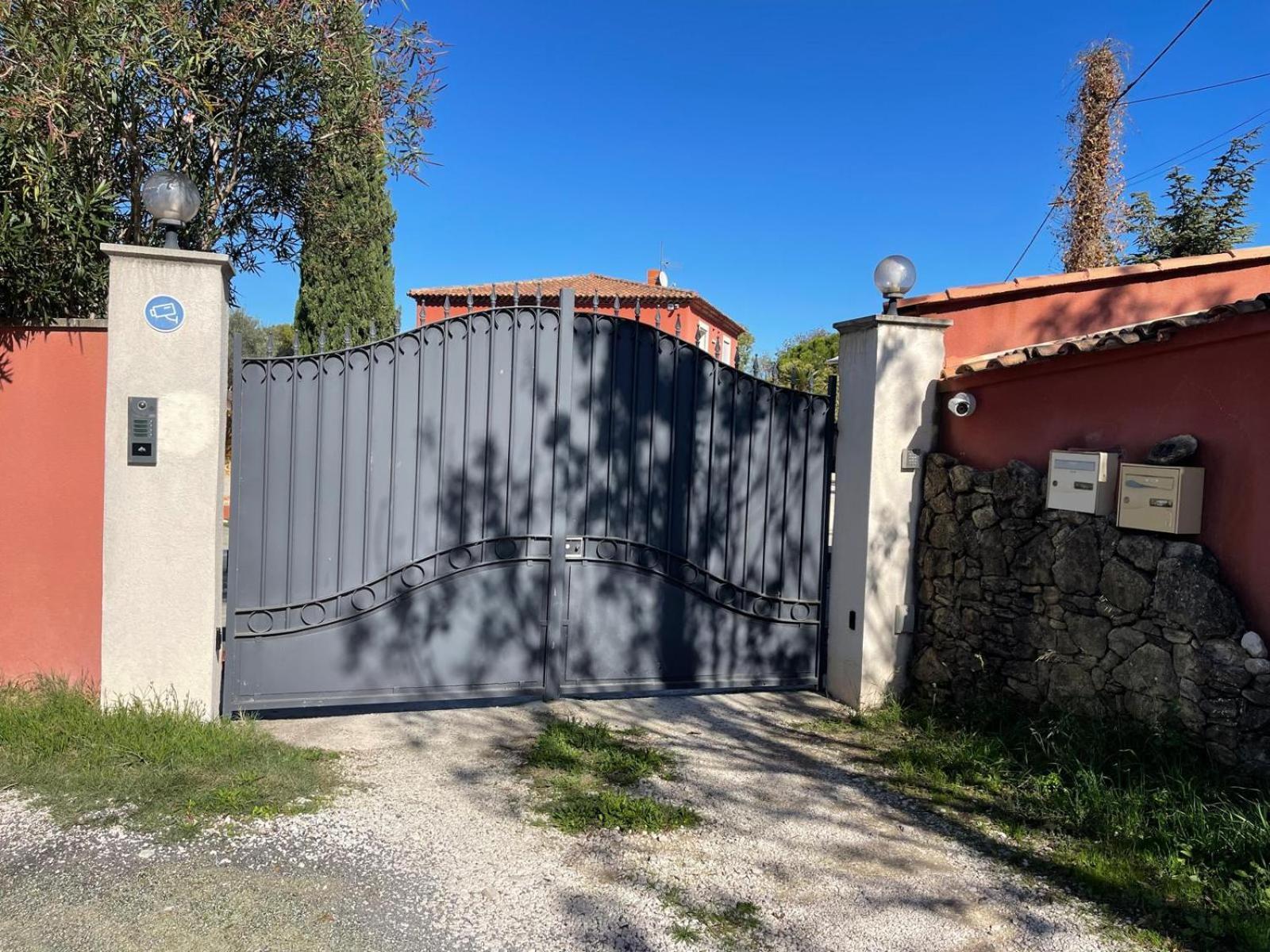 La Casa Bella Aparthotel Gignac-la-Nerthe Exteriör bild