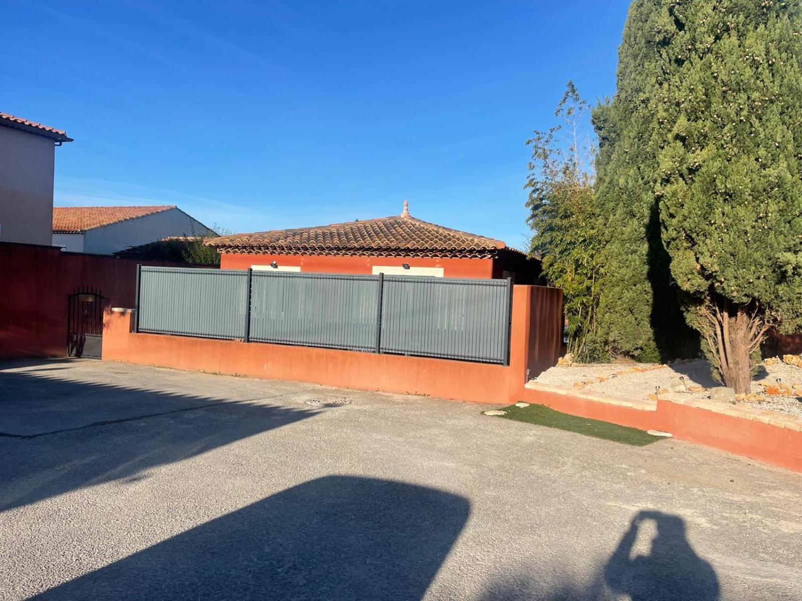 La Casa Bella Aparthotel Gignac-la-Nerthe Exteriör bild