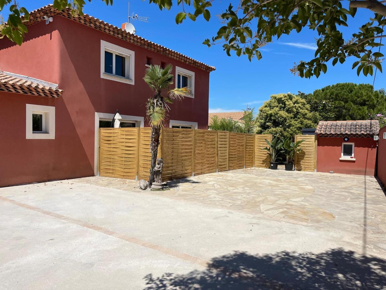 La Casa Bella Aparthotel Gignac-la-Nerthe Exteriör bild