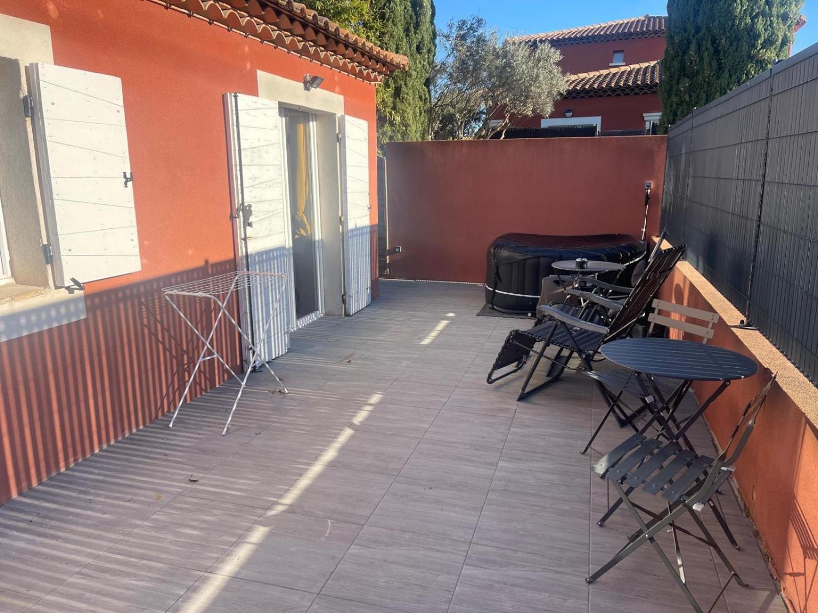 La Casa Bella Aparthotel Gignac-la-Nerthe Exteriör bild