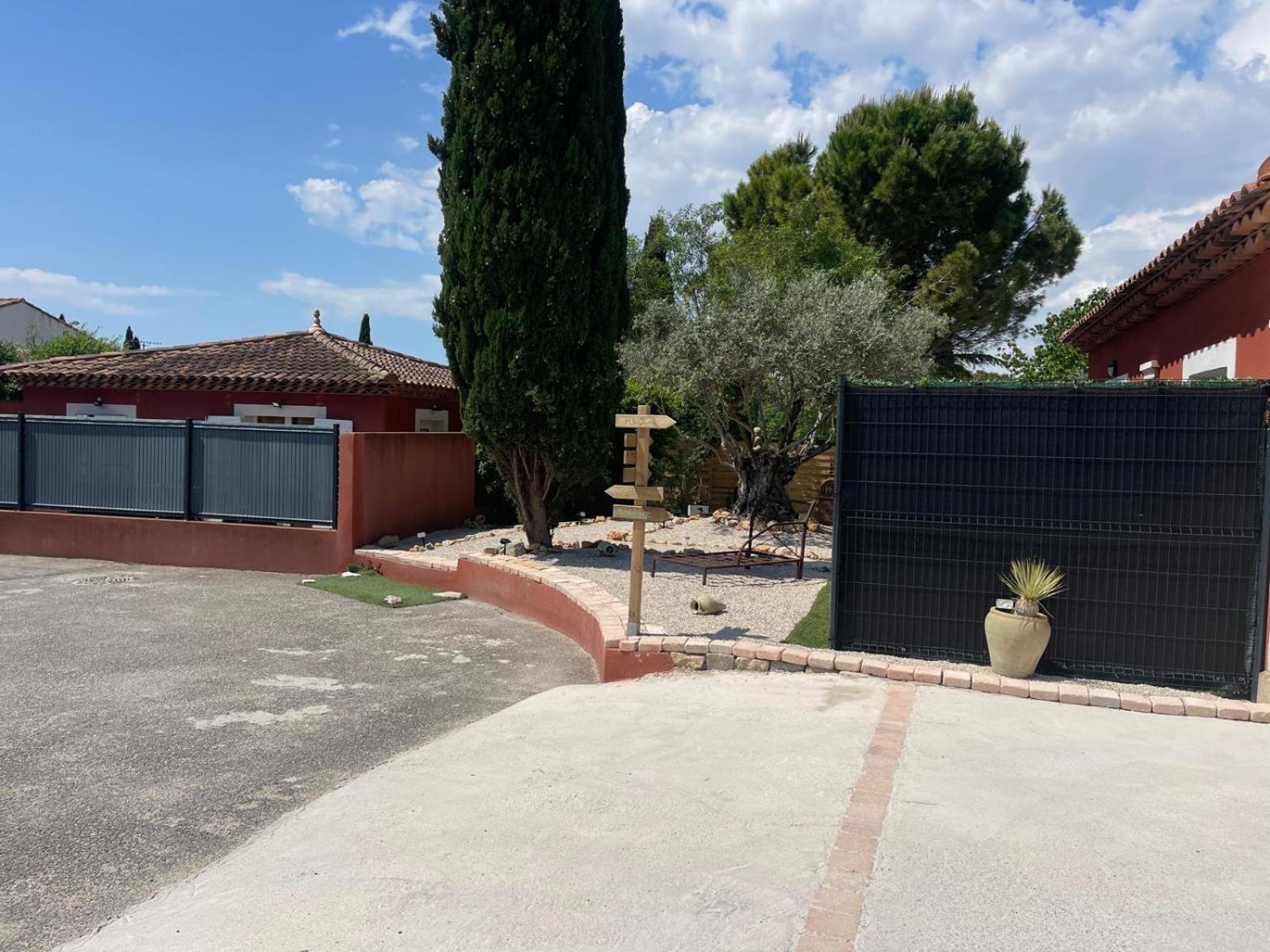 La Casa Bella Aparthotel Gignac-la-Nerthe Exteriör bild